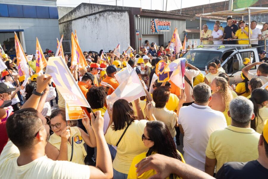 João Azevêdo discursa em carro aberto ao lado de Lucas Ribeiro, Nabor Wanderley e apoiadores em ato de campanha