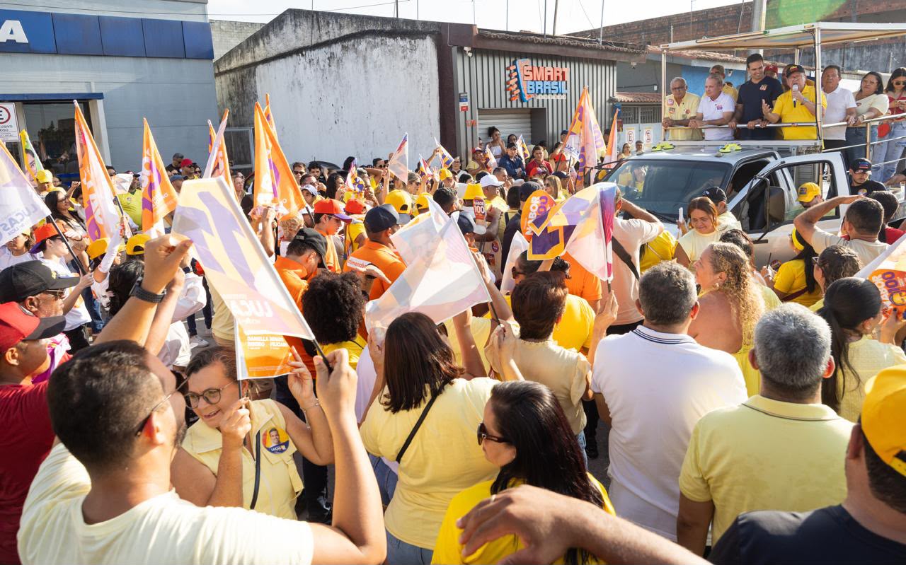 João Azevêdo discursa em carro aberto ao lado de Lucas Ribeiro, Nabor Wanderley e apoiadores em ato de campanha