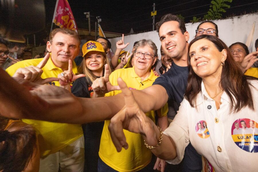 João Azevêdo, Lucas Ribeiro, Lígia Feliciano, Chico Mendes e Ana Lins posam sorridentes cercados por militância