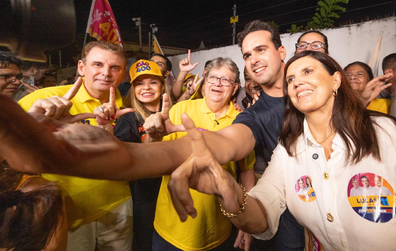 João Azevêdo, Lucas Ribeiro, Lígia Feliciano, Chico Mendes e Ana Lins posam sorridentes cercados por militância