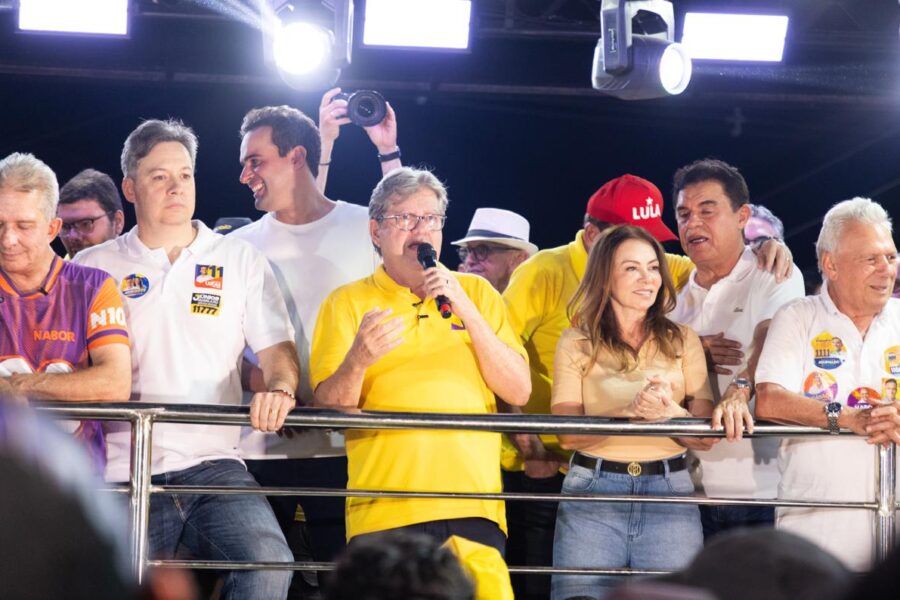 João Azevêdo discursa ao centro ladeado por Nabor Wanderley, Júnior Araújo, Lucas Ribeiro, prefeita Corrinha Delfino e aliados.