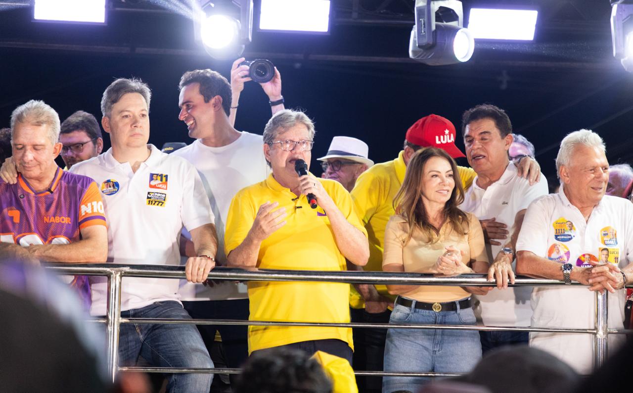 João Azevêdo discursa ao centro ladeado por Nabor Wanderley, Júnior Araújo, Lucas Ribeiro, prefeita Corrinha Delfino e aliados.