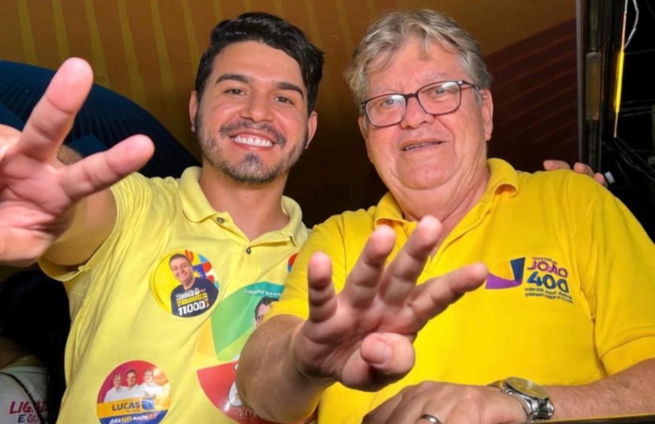 O prefeito de Vista Serrana, Emmanuel Dias, sorri fazendo sinal de 'V' ao lado de João Azevêdo, que veste polo amarela e faz o número quatro com a mão aberta diante da câmera.